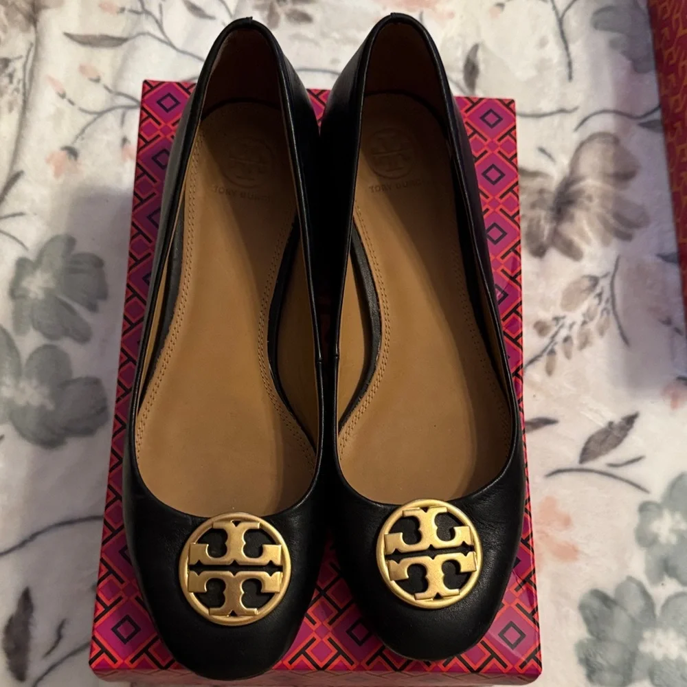 Tory Burch Black Chelsea Ballet Flat-  size 10 - Picture 2 of 6